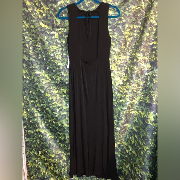 Elegant Black Sleeveless Dress - Picture 2 of 16